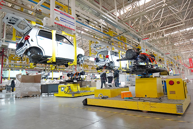 总装生产线上AGV智能搬运机器人在运送物料。本报记者  刘冰  摄.JPG